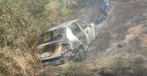 Κατασβέστηκε η φωτιά στη Σπηλιά - κάηκε και ένα αυτοκίνητο